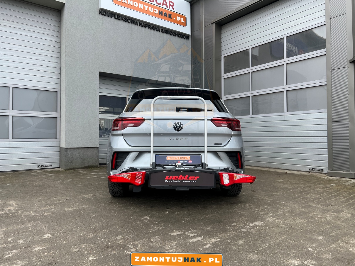 VW T-ROC z zamontowanym bagażnikiem rowerowym Uebler i31